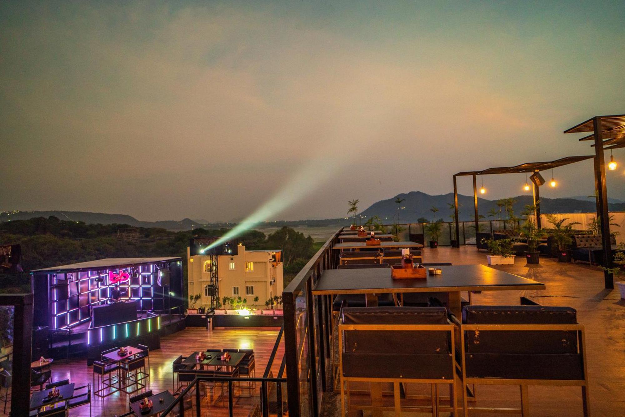 The Courtyard - Beyond Bar & Club Otel Udaipur Dış mekan fotoğraf