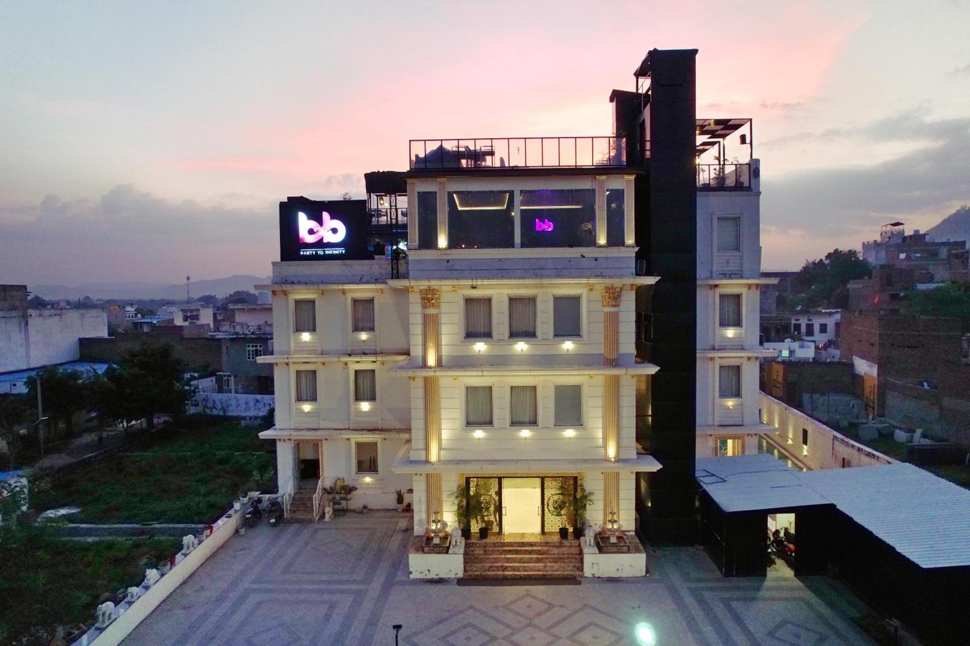 The Courtyard - Beyond Bar & Club Otel Udaipur Dış mekan fotoğraf