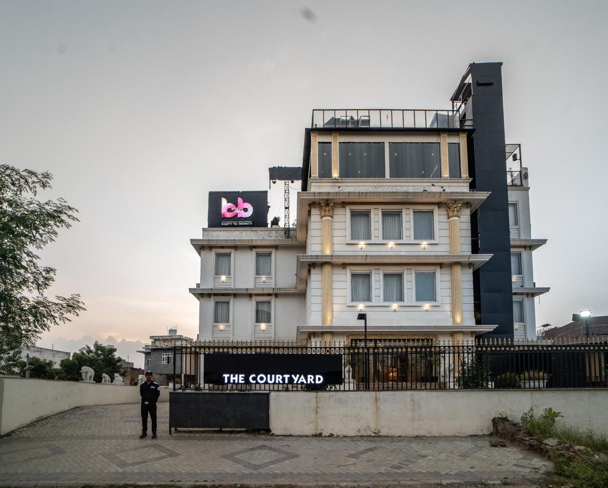 The Courtyard - Beyond Bar & Club Otel Udaipur Dış mekan fotoğraf