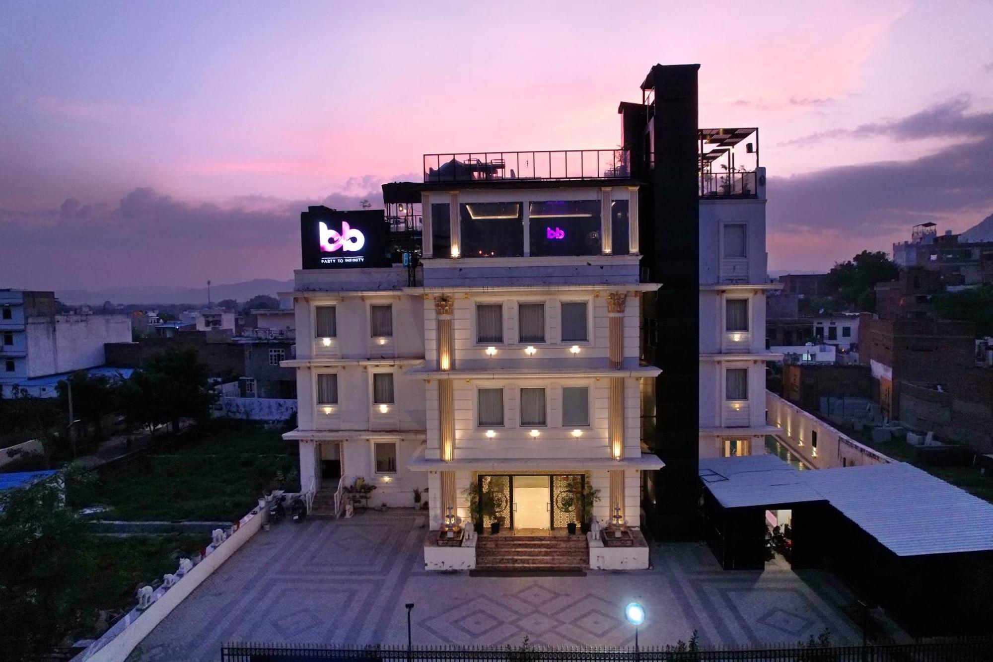 The Courtyard - Beyond Bar & Club Otel Udaipur Dış mekan fotoğraf
