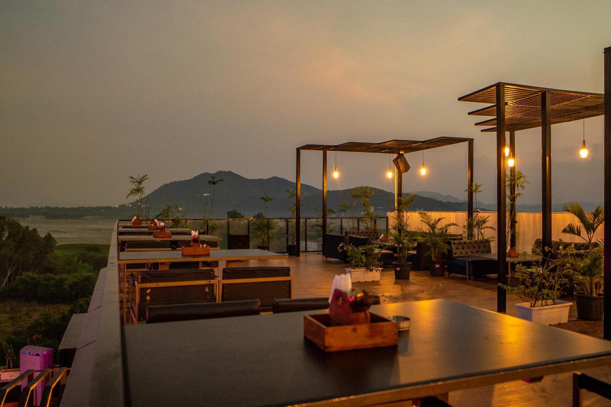 The Courtyard - Beyond Bar & Club Otel Udaipur Dış mekan fotoğraf